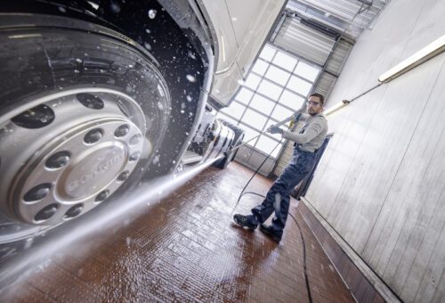 Stacjonarne urządzenie wysokociśnieniowe HDS 8/18-4 St z podgrzewaniem wody za pomocą palnika olejowego niezawodnie wykonuje wymagające zadania związane z czyszczeniem.