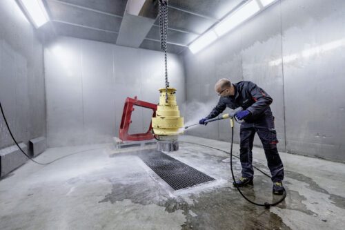 Stacjonarne urządzenie wysokociśnieniowe HDS 8/18-4 St z podgrzewaniem wody za pomocą palnika olejowego niezawodnie wykonuje wymagające zadania związane z czyszczeniem.