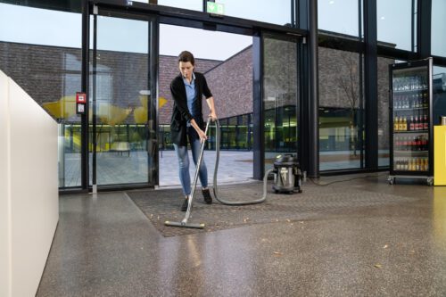 NT 27/1 Me Adv uniwersalny odkurzacz z funkcją zbierania wody, o solidnej konstrukcji. Doskonale sprawdzi się na małych powierzchniach wymagających regularnych porządków